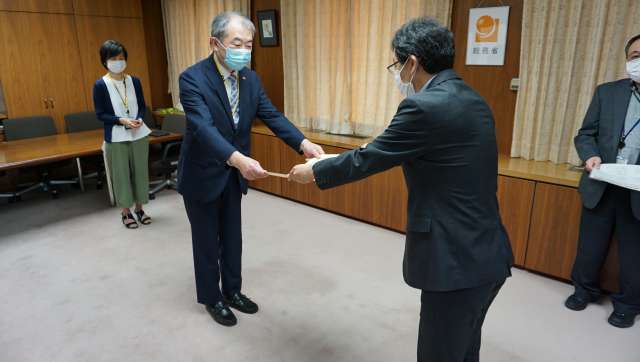 総務省北海道通信局長 豊嶋基暢様から感謝状